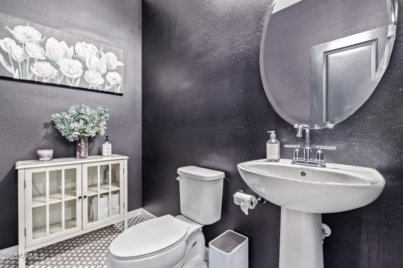 1/2 bath downstairs
