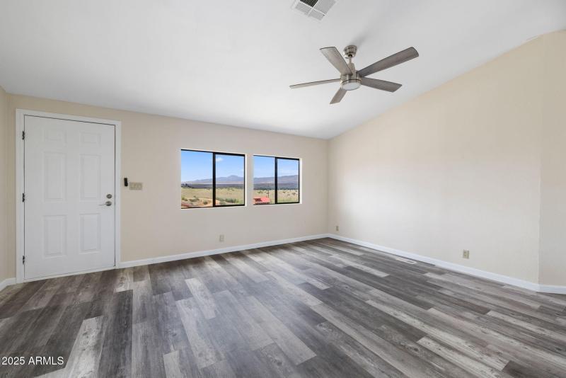 9-Living Room (2)