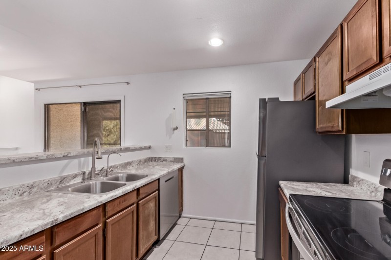 Breakfast Bar & Lots of counter space