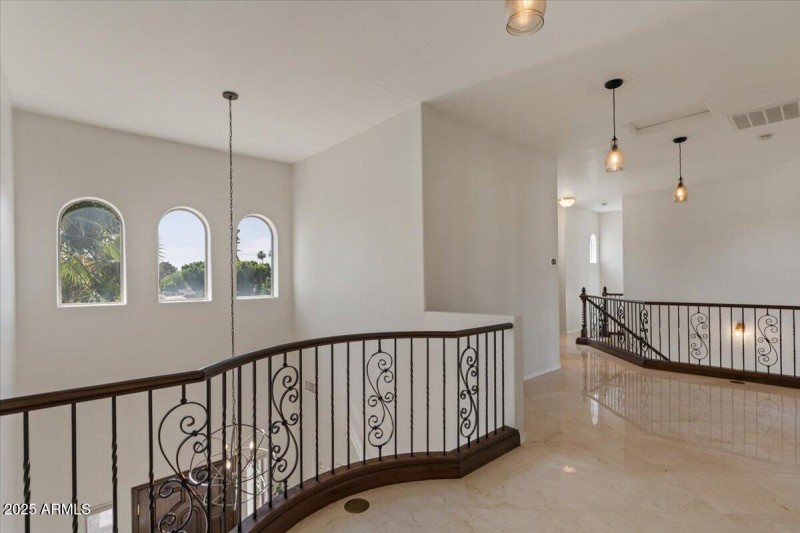 40-Upstairs landing