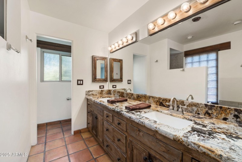 25-Primary Bathroom (1)