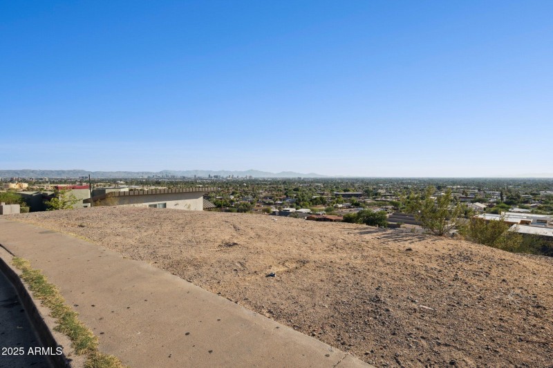 1-web-or-mls-7040-north-23rd-pl