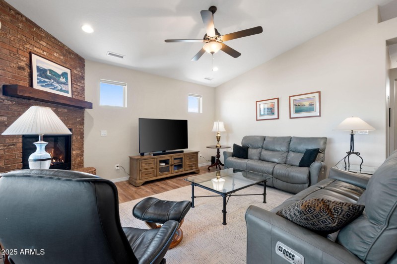 7-Living Room (2)