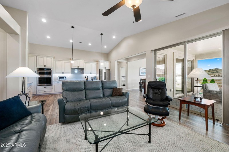8-Living Room (3)