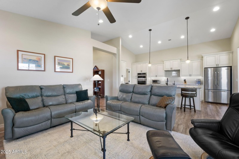 9-Living Room (4)