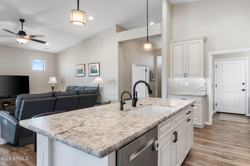 12-Kitchen (3)