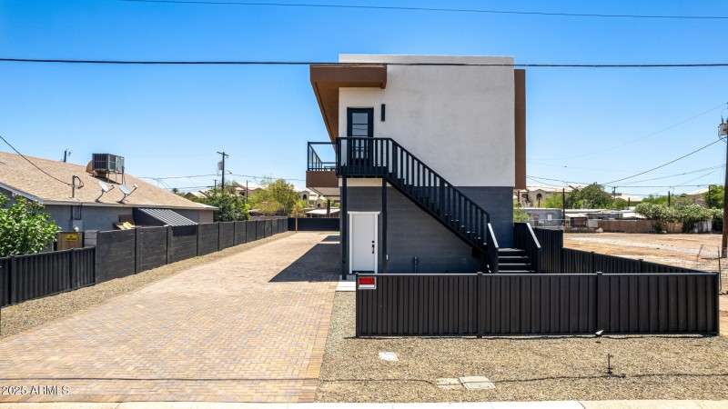 411 N 32nd PL