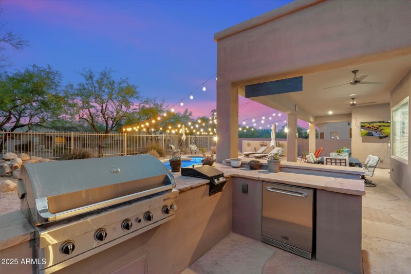 Outdoor kitchen w/ griddle & fridge