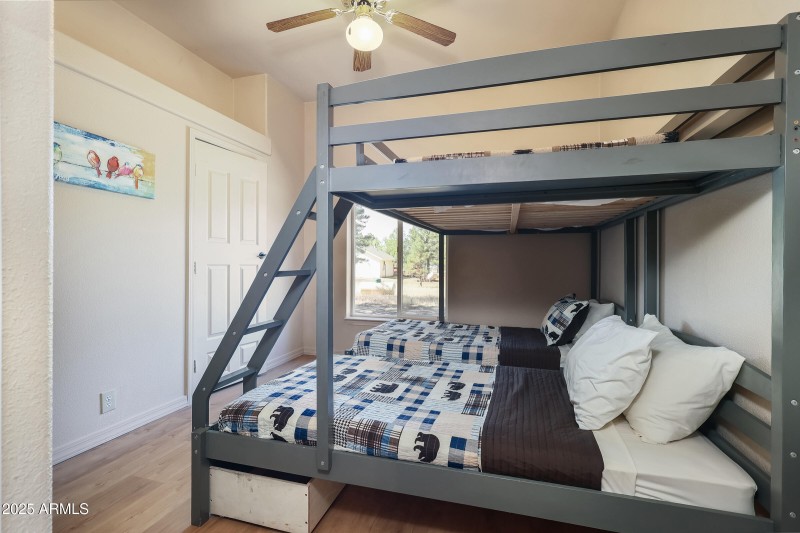 7825 Easy St 051