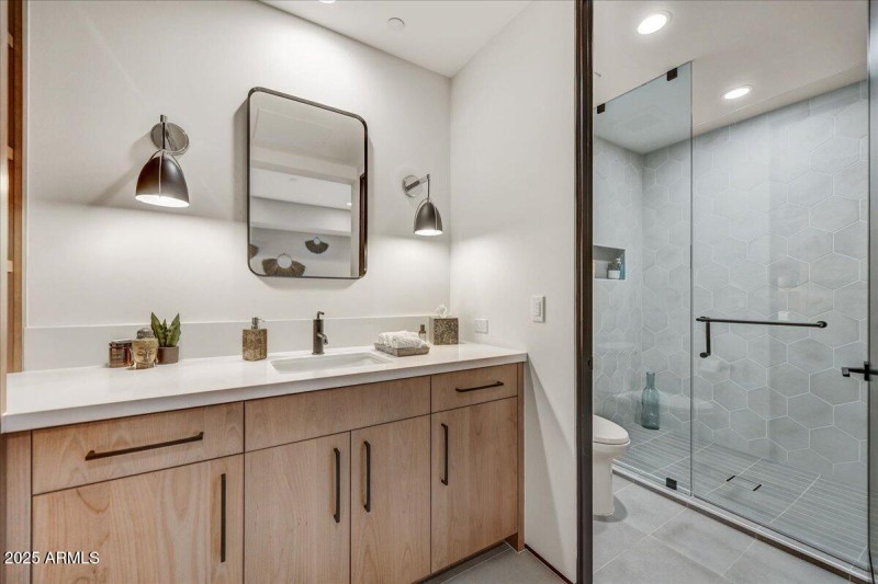 38-Guest Bath