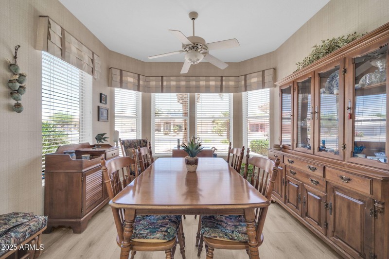 LARGE BREAKFAST ROOM
