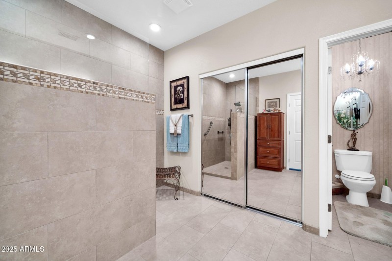 LARGE WALK-IN CLOSET