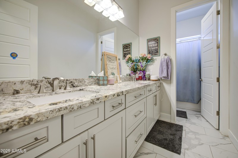 Bathroom 2-pic 2