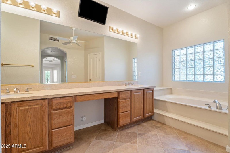 Double Sinks/Jetted Tub