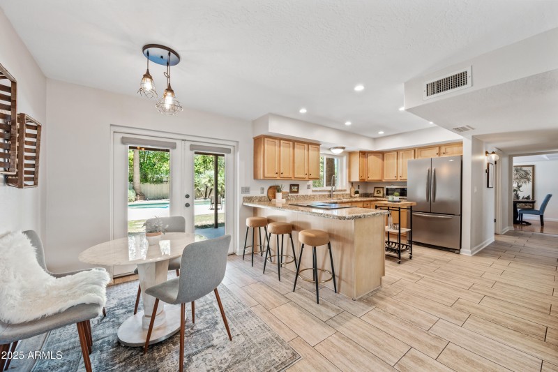 Kitchen w/Breakfast Area & Island