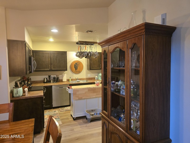 6 - Kitchen