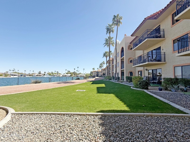 B112_Patio_Lake_View_2
