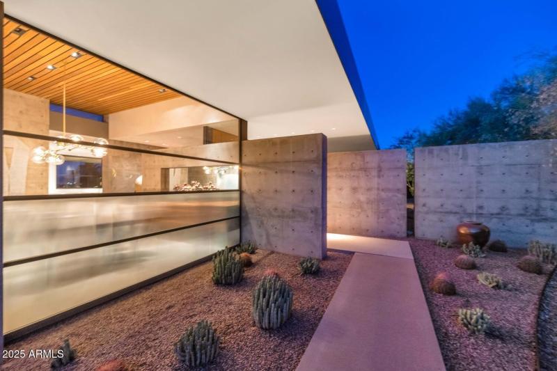 4446 E Mockingbird Ln-large-007-040-4446