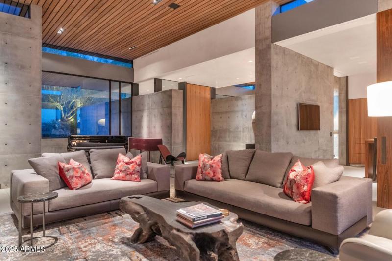 4446 E Mockingbird Ln-large-013-061-4446