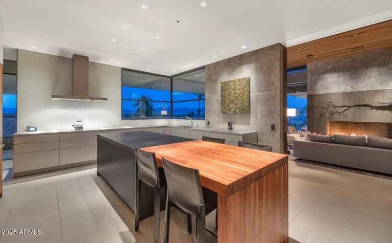 4446 E Mockingbird Ln-large-026-039-4446