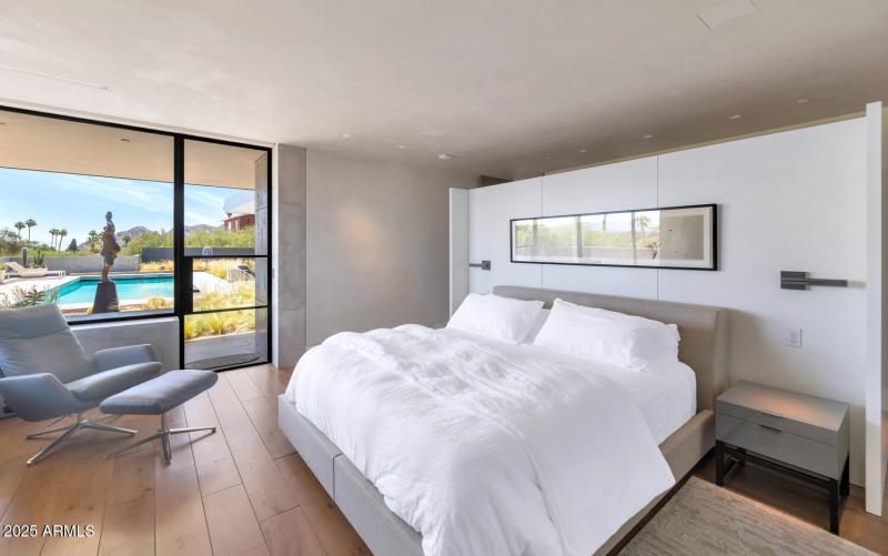 4446 E Mockingbird Ln-large-045-020-4446