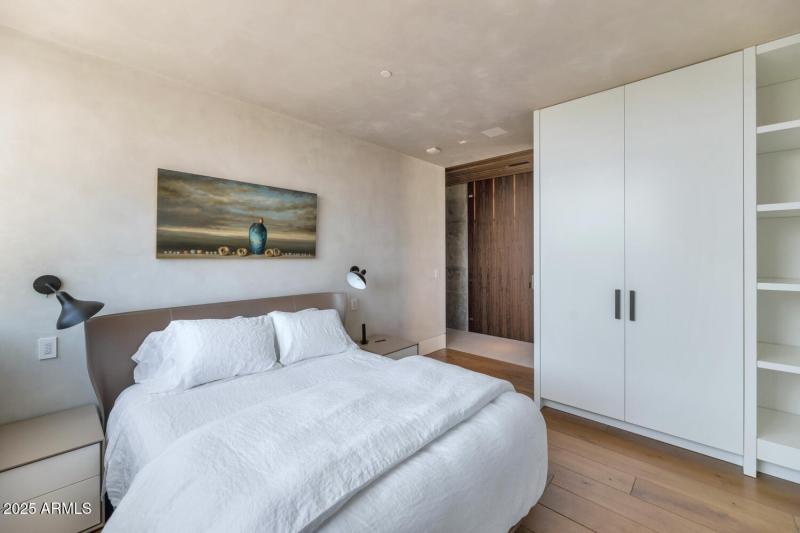 4446 E Mockingbird Ln-large-050-026-4446