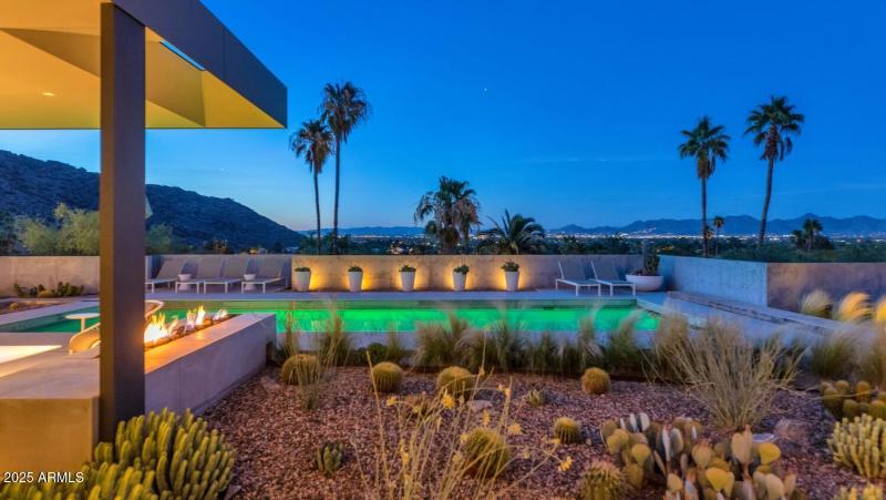 4446 E Mockingbird Ln-large-062-014-4446