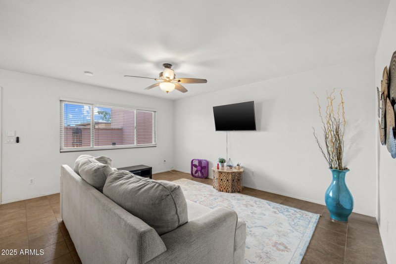 6)GREAT ROOM