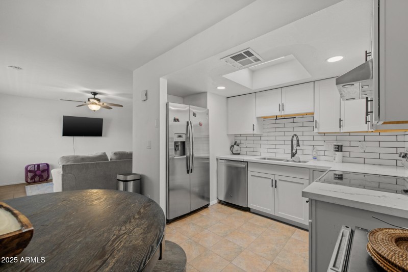 9)KITCHEN
