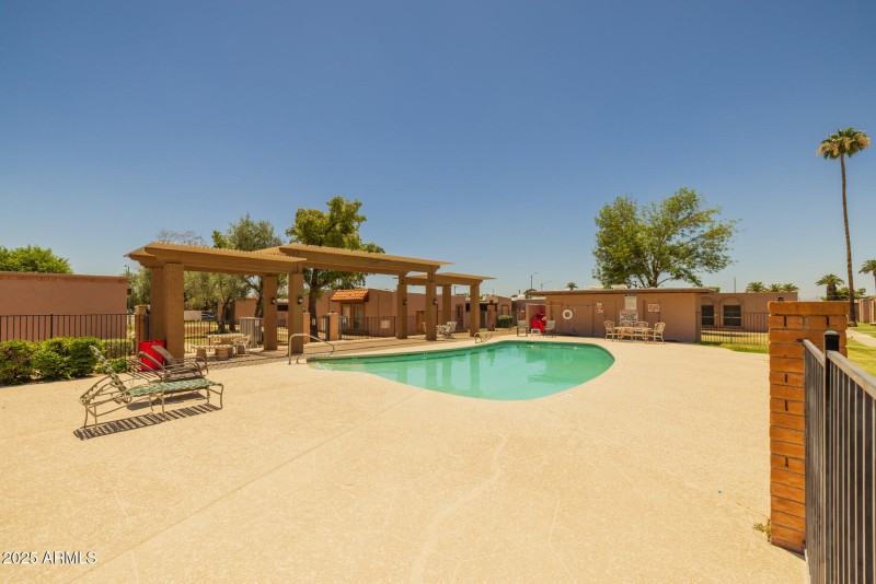 23)COMMUNITY POOL