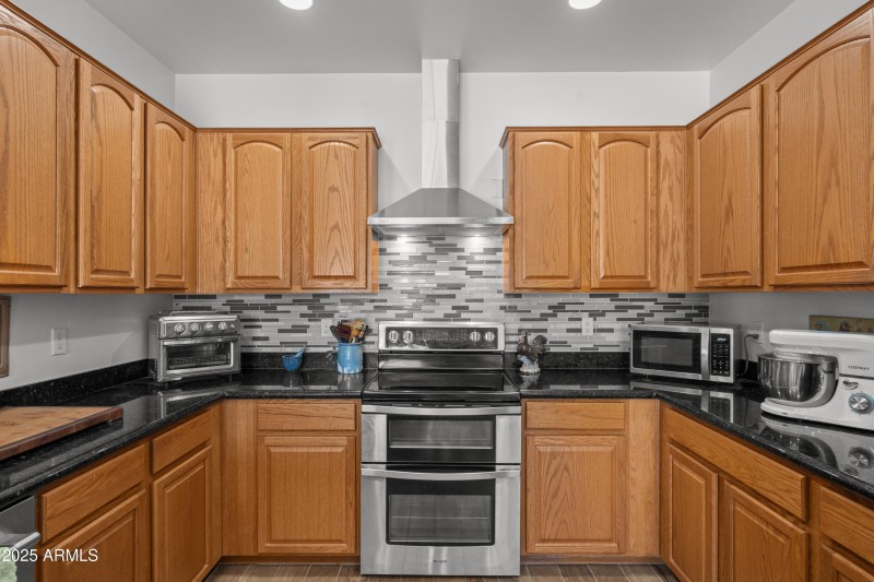 Look at that Hood and BackSplash !