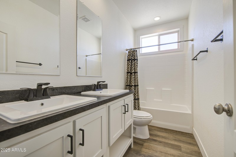 Bathroom 2-pic 2