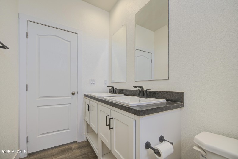 Bathroom 2-pic 3