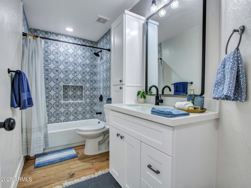 10-Hall-bath