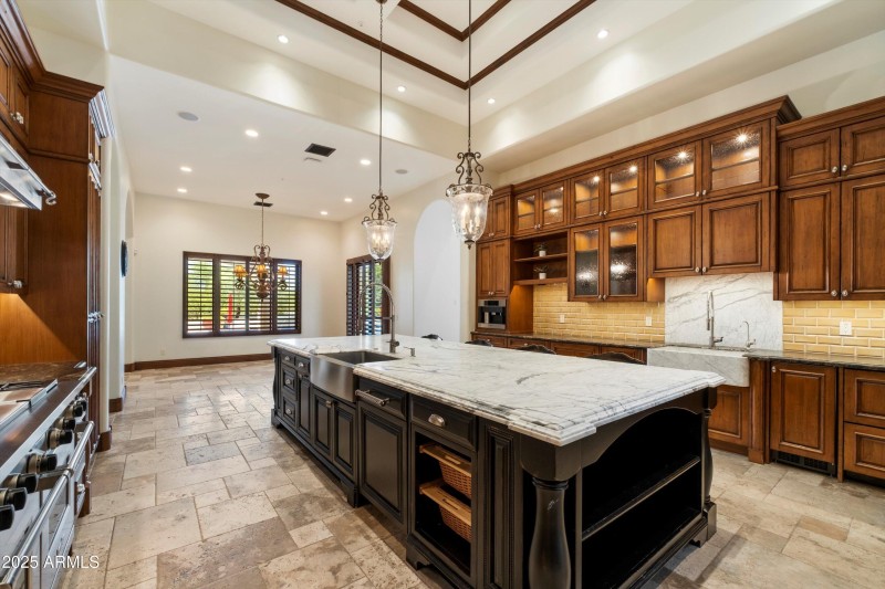 Kitchen & Dining