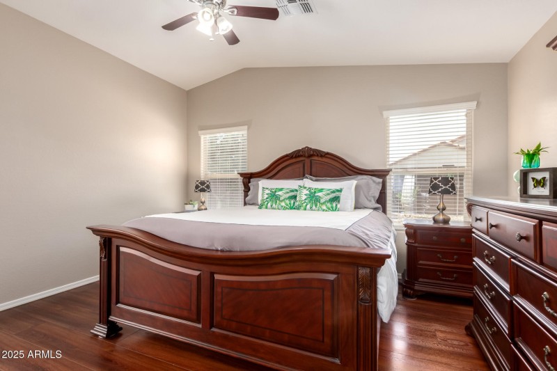 13 PrimaryBedroom1