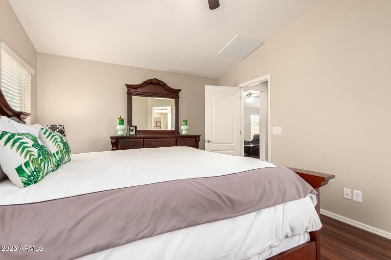 14 PrimaryBedroom2
