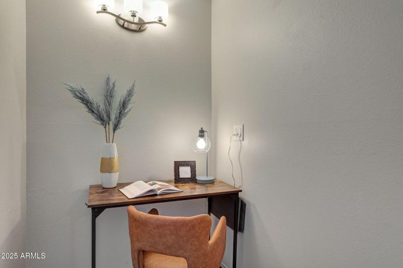 23-web-or-mls-6833-e-osborn-rd-e