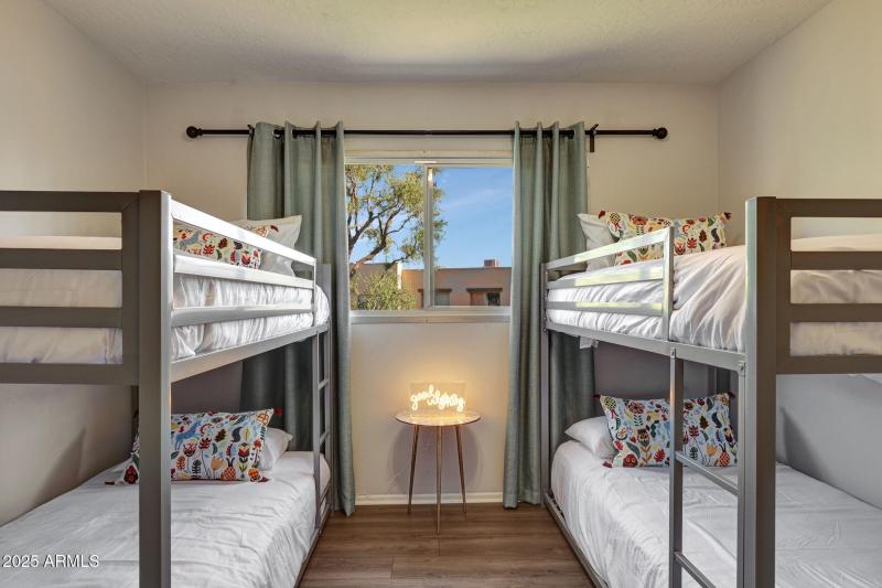 27-web-or-mls-6833-e-osborn-rd-e