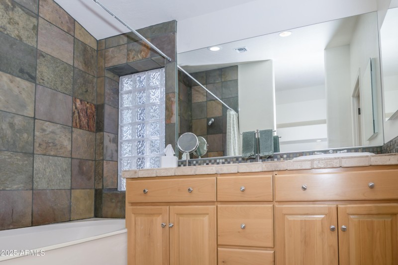 Primary bathroom 2 - Front of house