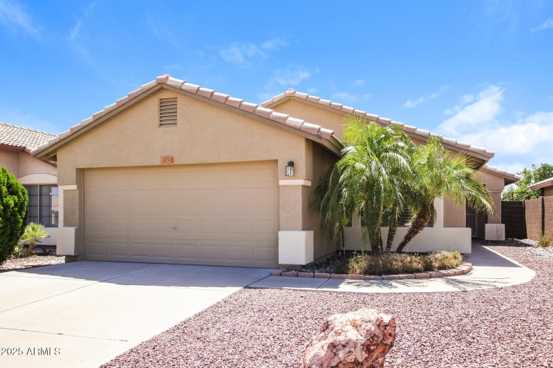 002-photo-front-view-14579375