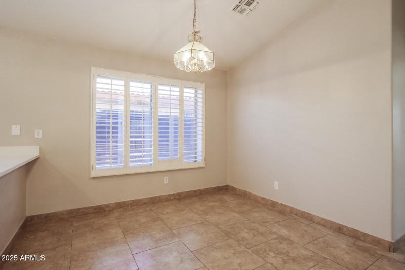 006-photo-dining-room-14579392