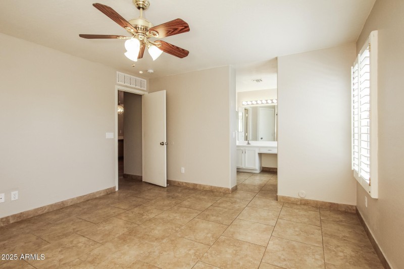 009-photo-main-bedroom-14579376