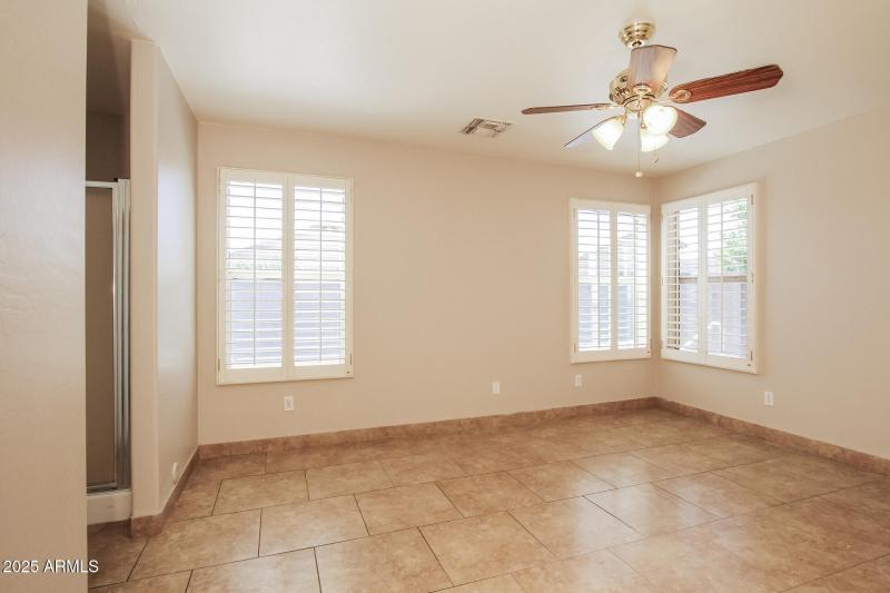 010-photo-main-bedroom-14579394