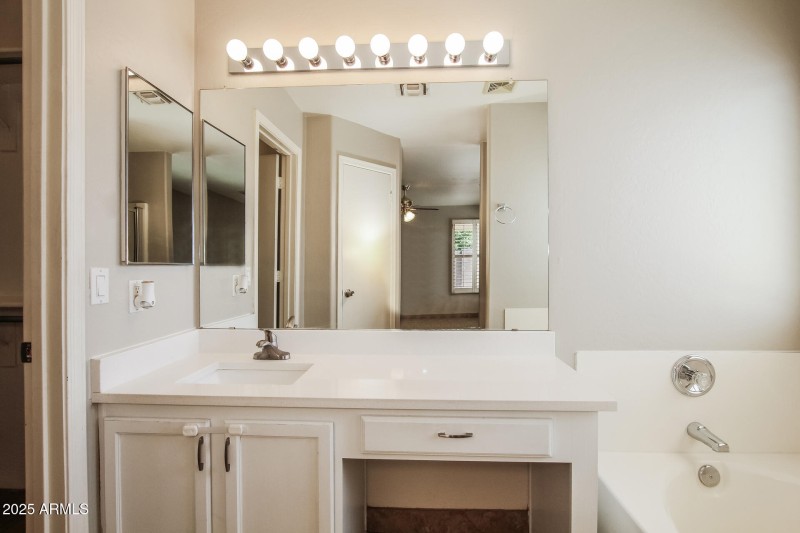 011-photo-main-bathroom-14579377