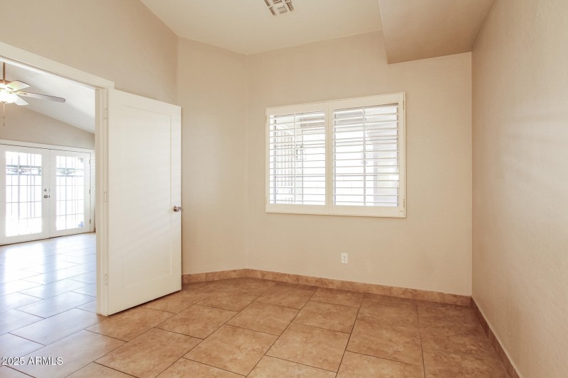 012-photo-bedroom-14579379