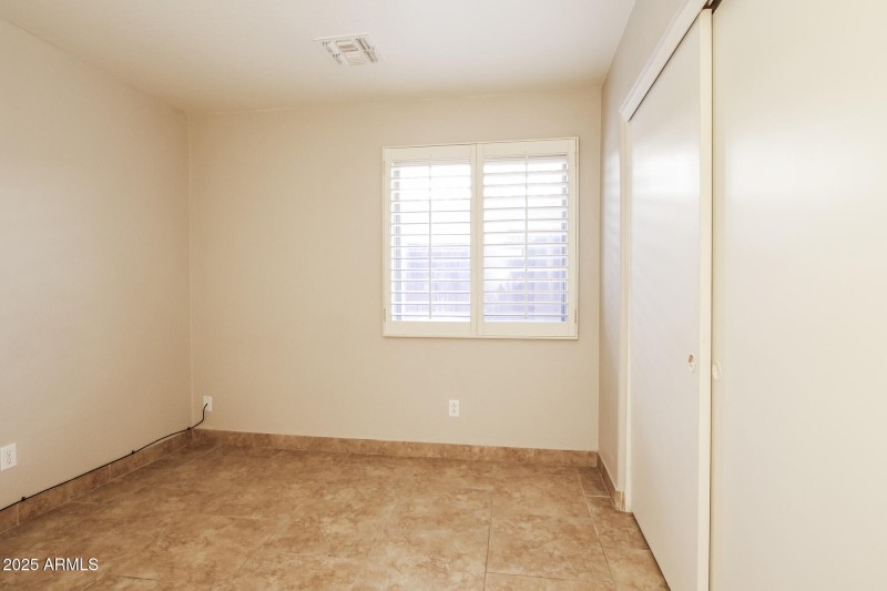 013-photo-bedroom-14579380
