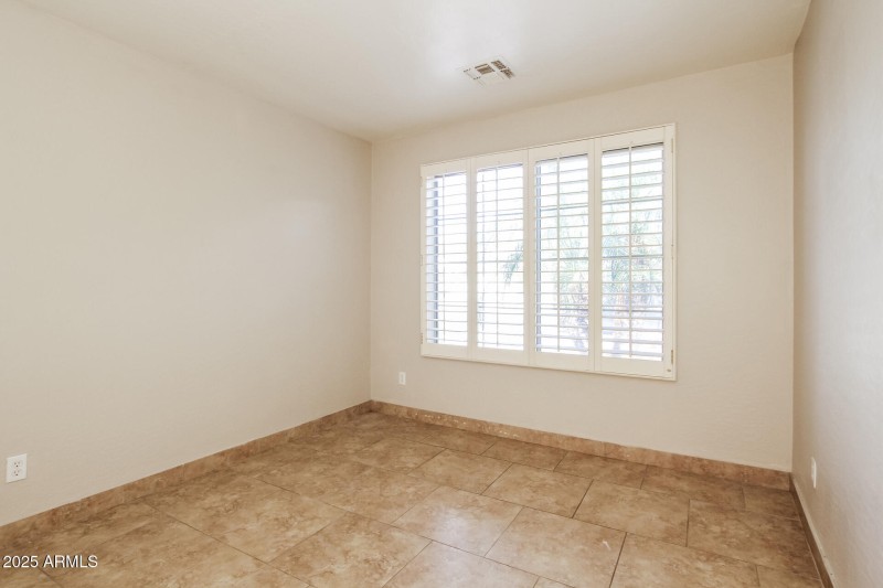 015-photo-bedroom-14579382