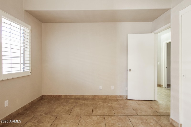 016-photo-bedroom-14579390