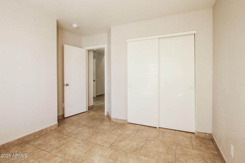 017-photo-bedroom-14579383